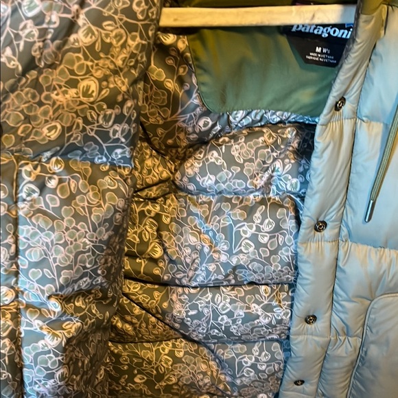 Patagonia Green and Beige Puffer Vest - Picture 2 of 4